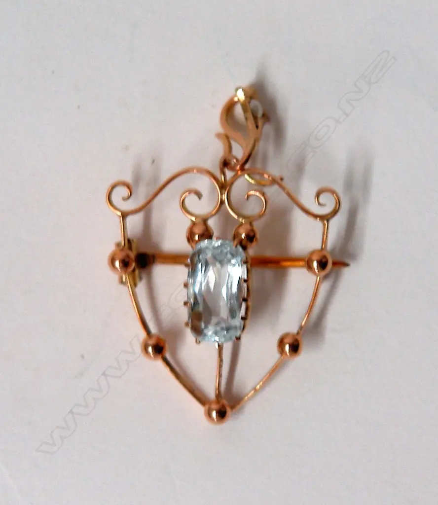 An Edwardian 9ct. rose gold and natural aquamarine pendant/brooch Image 1++