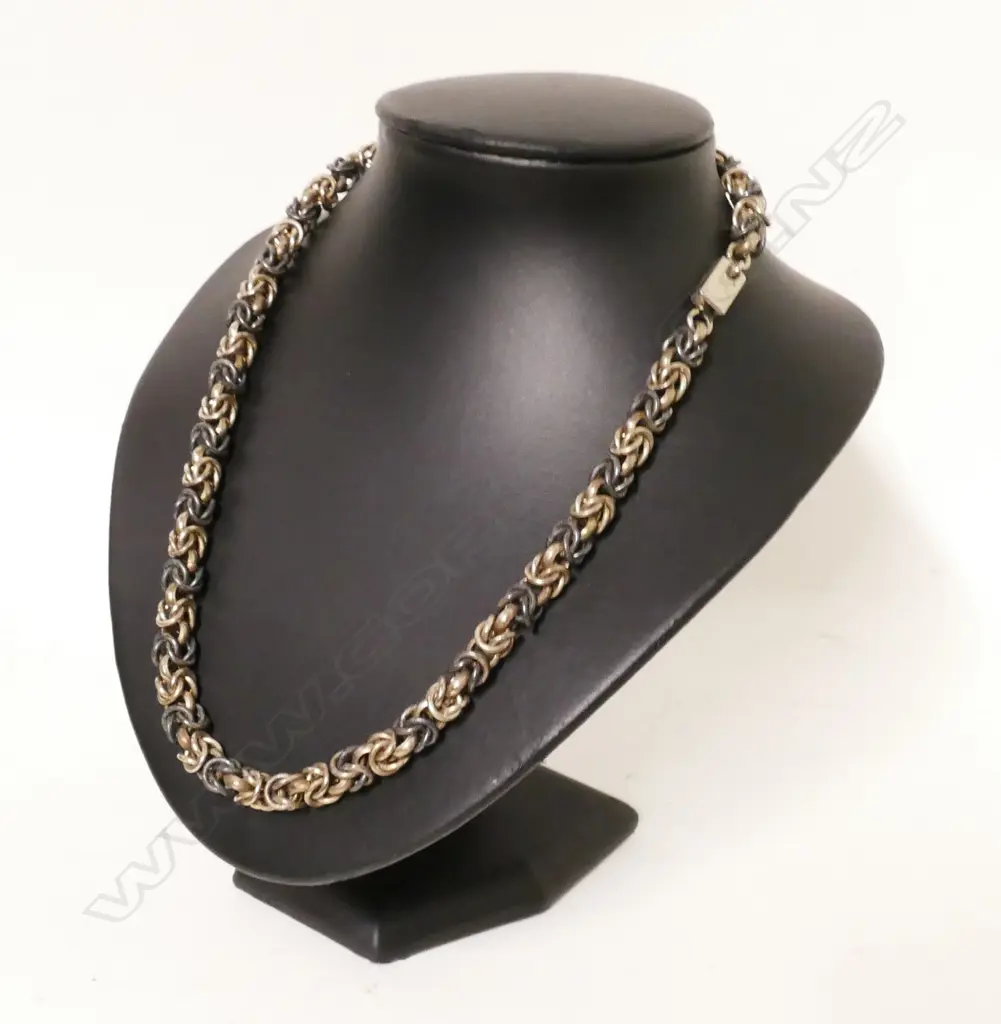 A heavy silver chain necklace Image 1++