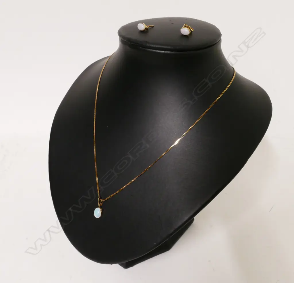 A 9ct. gold opal earrings and pendant suite Image 1++