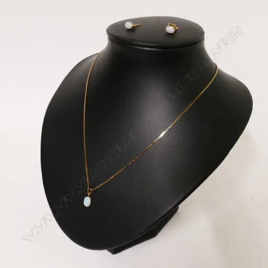A 9ct. gold opal earrings and pendant suite