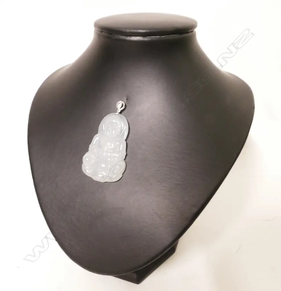 A quality natural Fei Cue type A jadeite pendant Image 1++