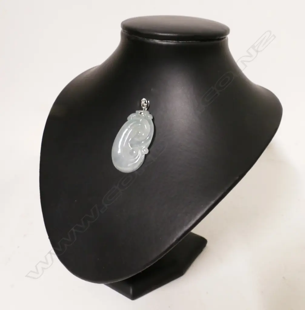 A natural Fei Cui type A jadeite pendant Image 1++