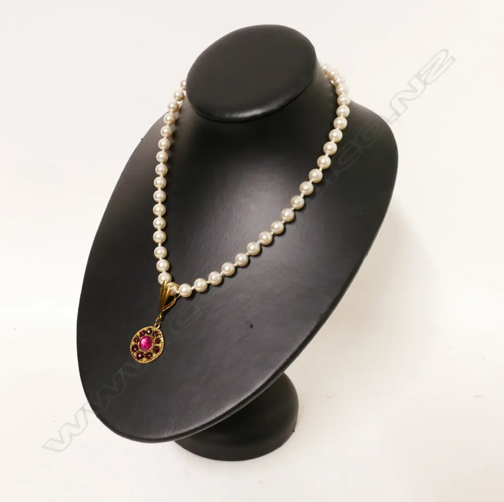 A single strand cultured pearl necklace Image 1++