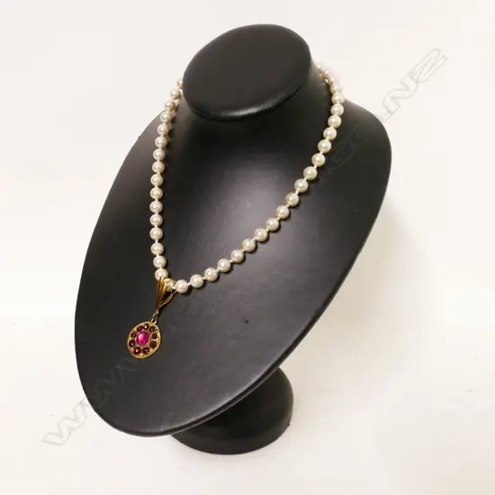 A single strand cultured pearl necklace