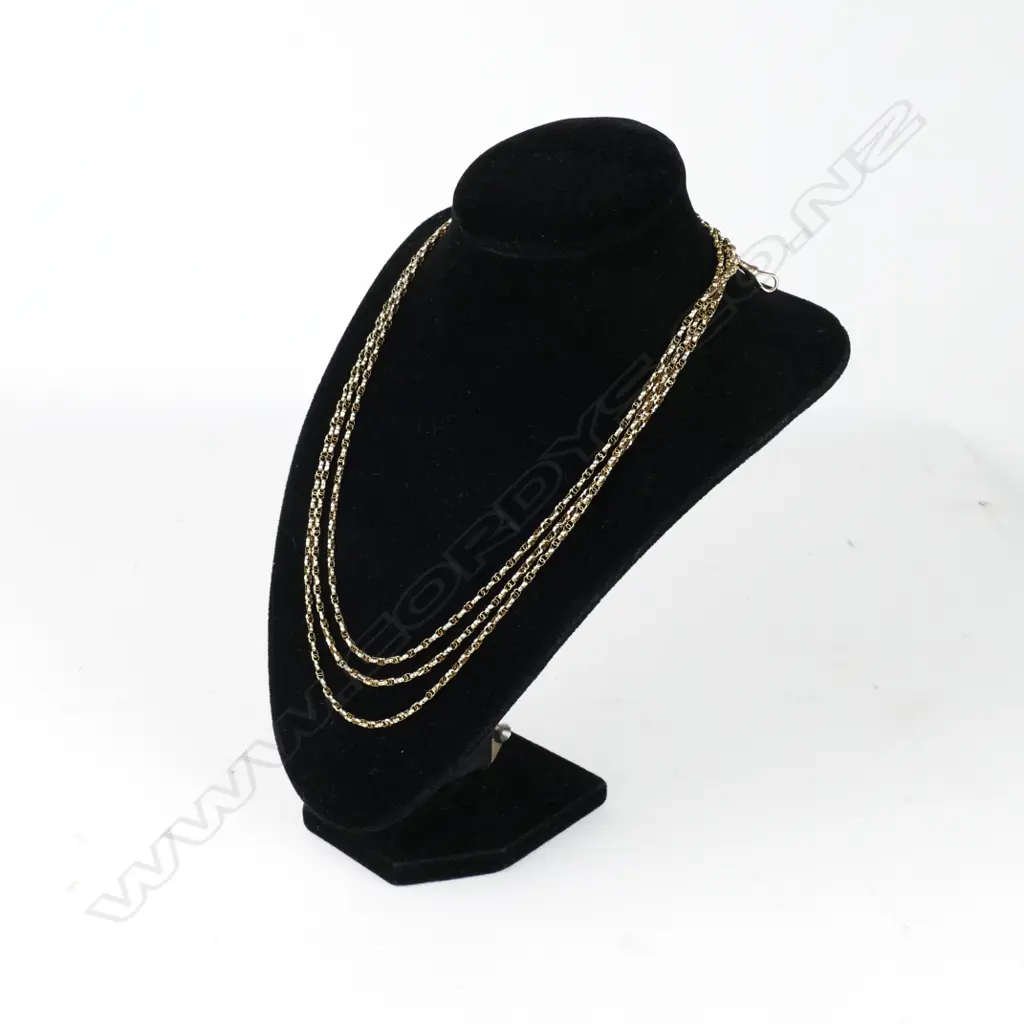 A Victorian 9ct. gold muff chain Image 1++