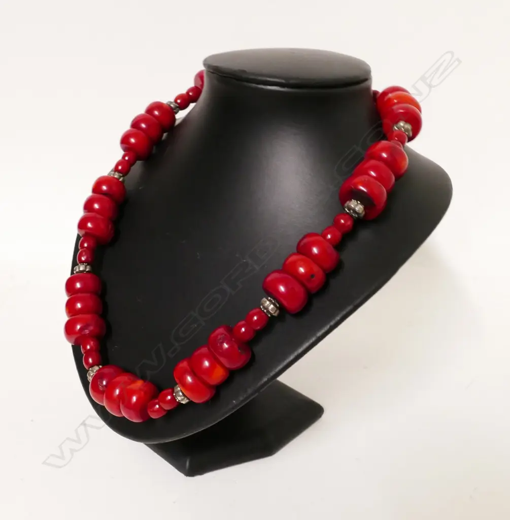 A vintage coral and silver necklace Image 1++