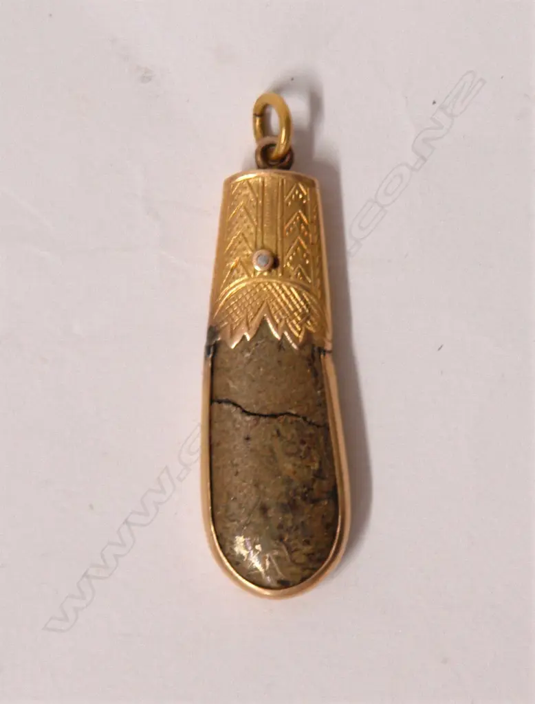 A 19thC colonial 15ct. yellow gold and gold bearing quartz pendant Image 1++