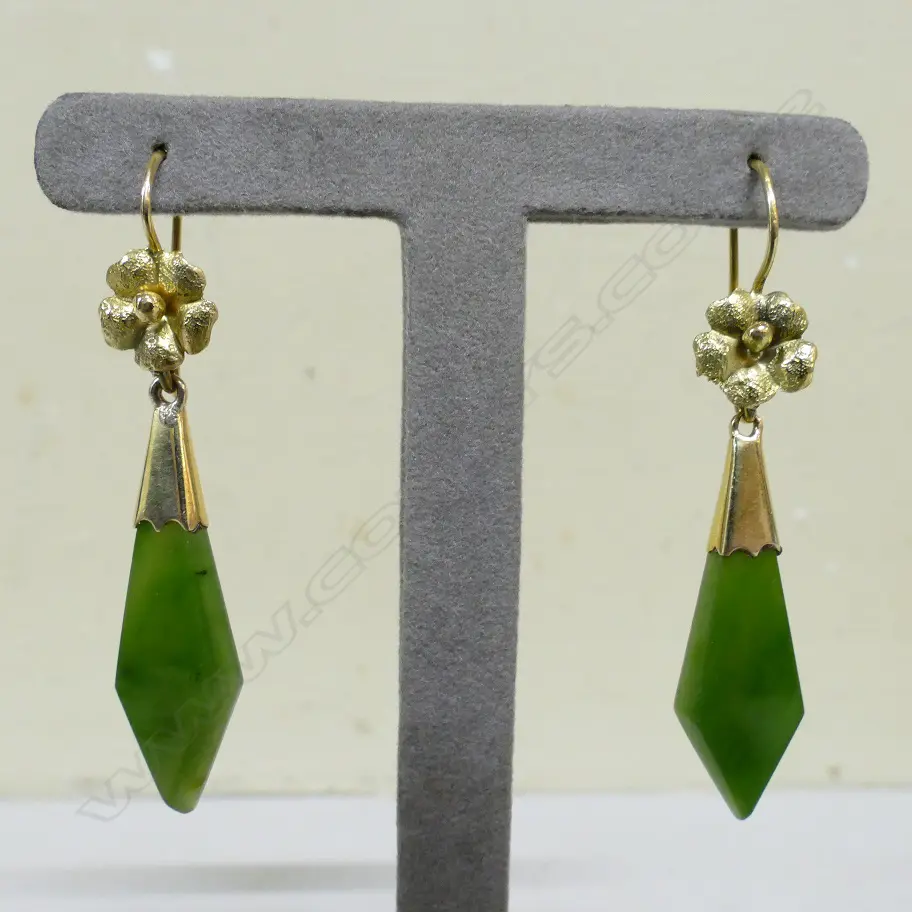 A pair of N.Z. colonial 20ct. yellow gold and greenstone drop earrings Image 1++