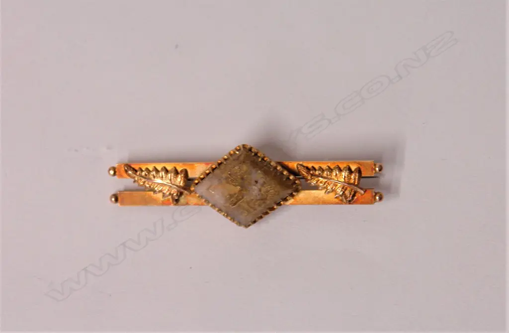 A N.Z. colonial 15ct. yellow gold and gold bearing quartz bar brooch Image 1++