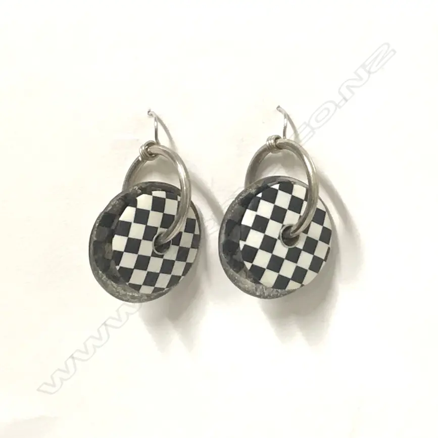 A vintage pair of Brian Adam silver disc earrings Image 1++