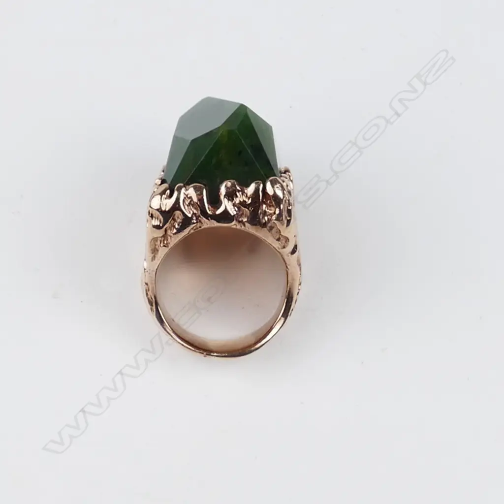 A large and impressive 9ct. rose gold and pounamu gent's ring Image 1++