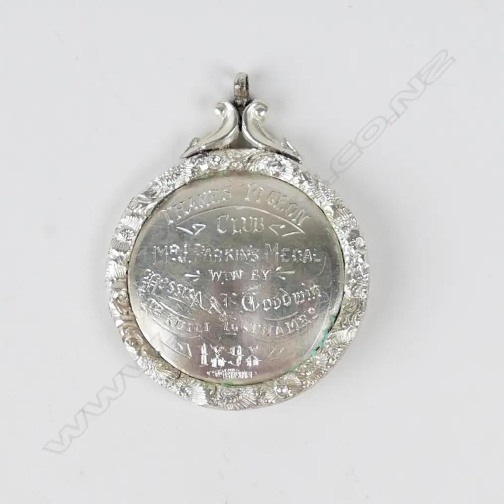A silver Thames Pigeon Club medallion Image 1++
