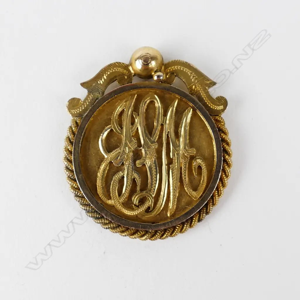 An unmarked 9ct. gold Carlton Bowling Club medallion Image 1++