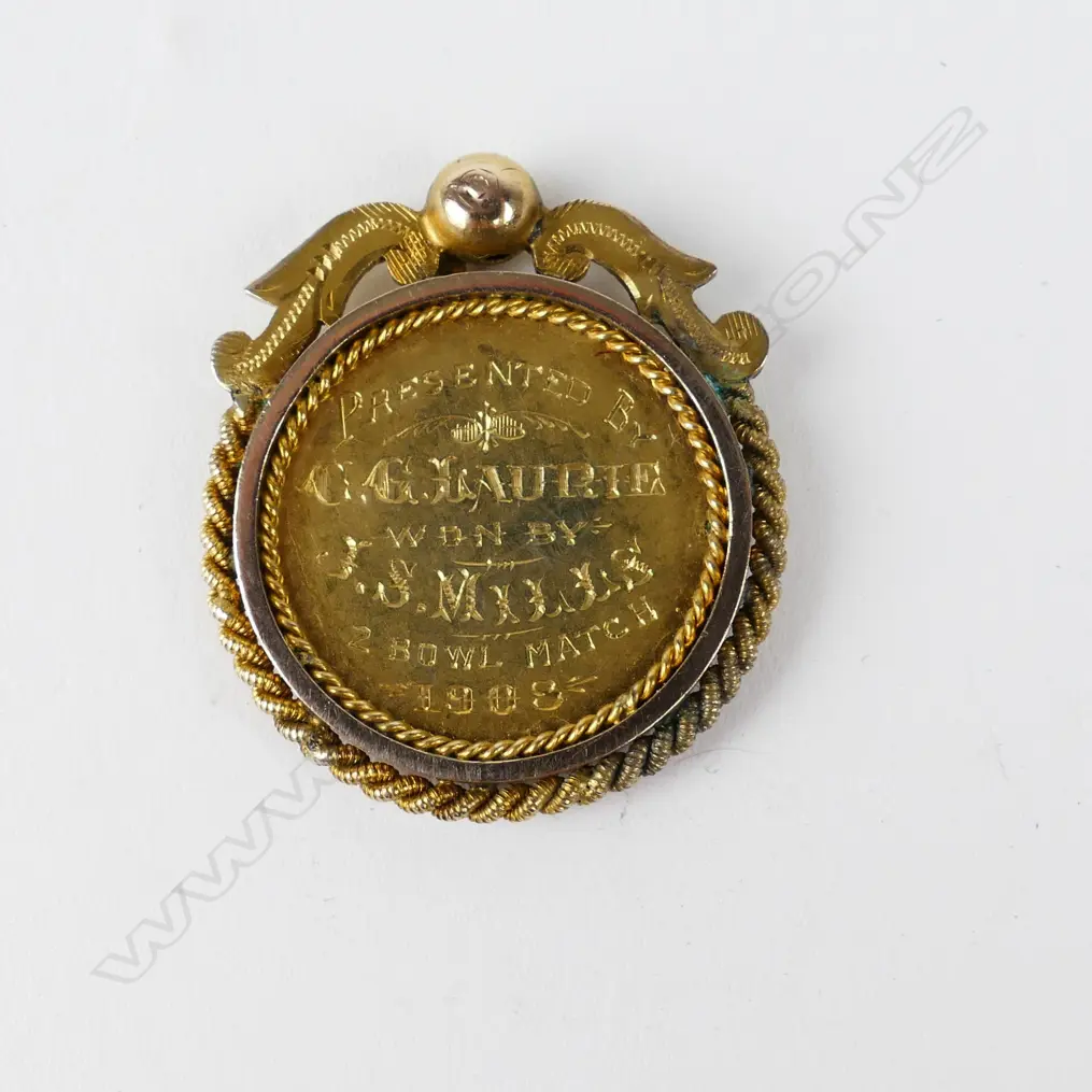 An unmarked 9ct. gold Carlton Bowling Club medallion Image 1++