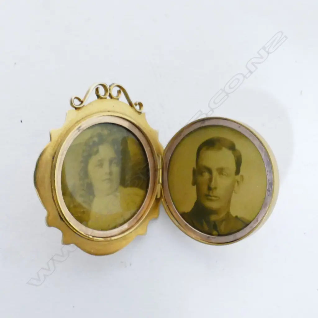 A 9ct gold sweetheart locket brooch Image 1++