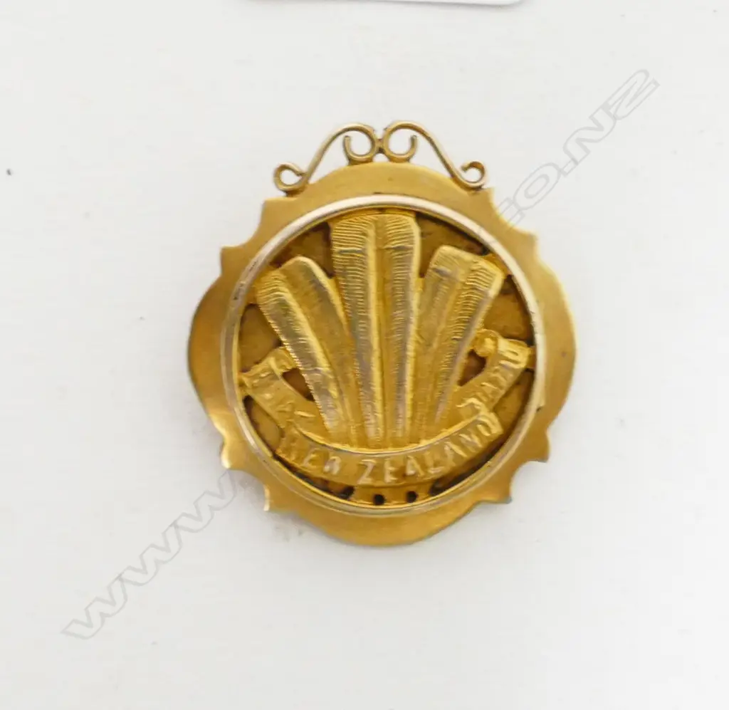 A 9ct gold sweetheart locket brooch Image 1++