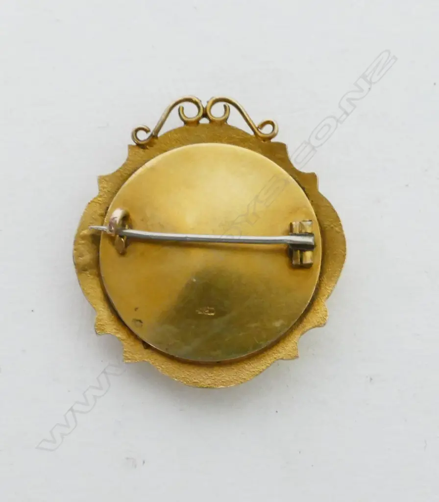 A 9ct gold sweetheart locket brooch Image 1++