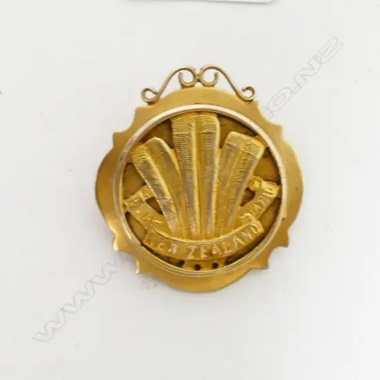 A 9ct gold sweetheart locket brooch