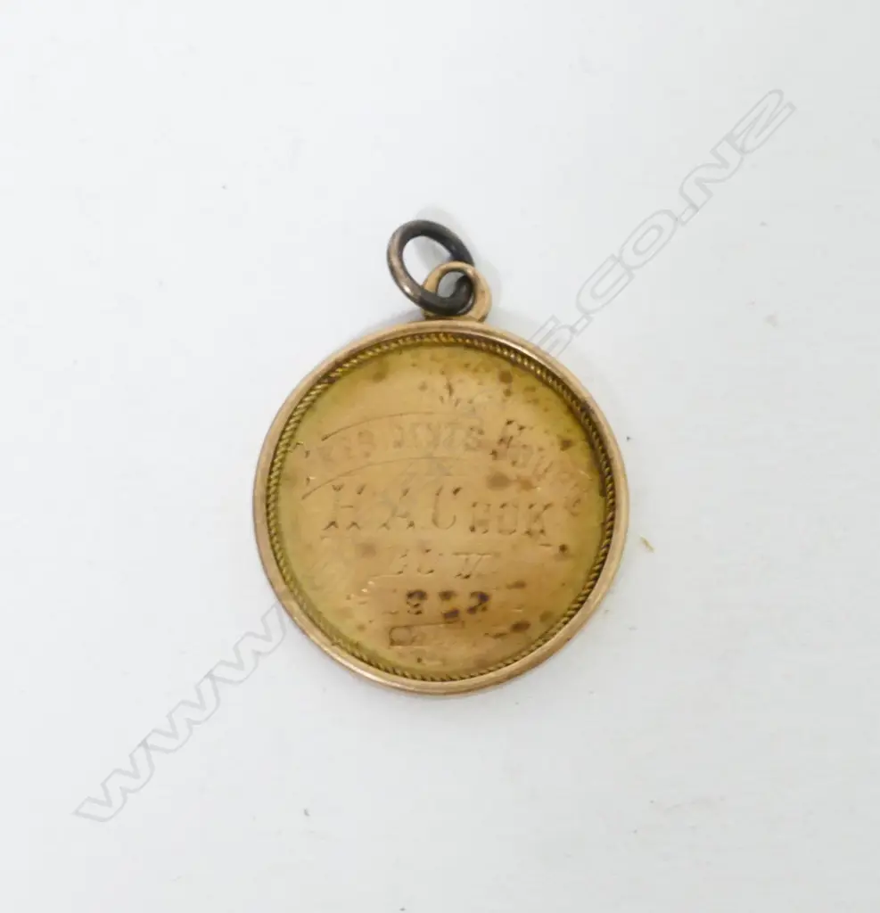 A 9ct gold fob medallion Image 1++