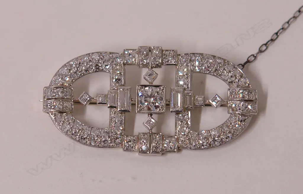 An impressive Art Deco platinum 18ct. white gold and diamond brooch Image 1++