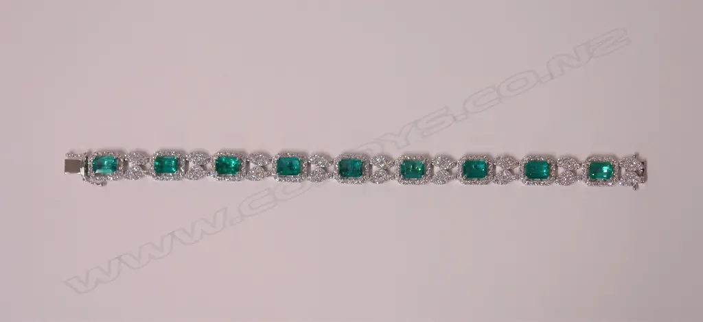 An impressive classical 18ct. white gold lady's modern emerald and diamond bracelet Image 1++