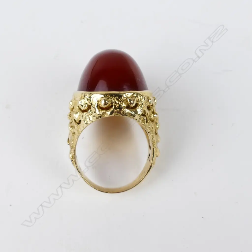 An 18ct. gold and carnelian gent's ring Image 1++