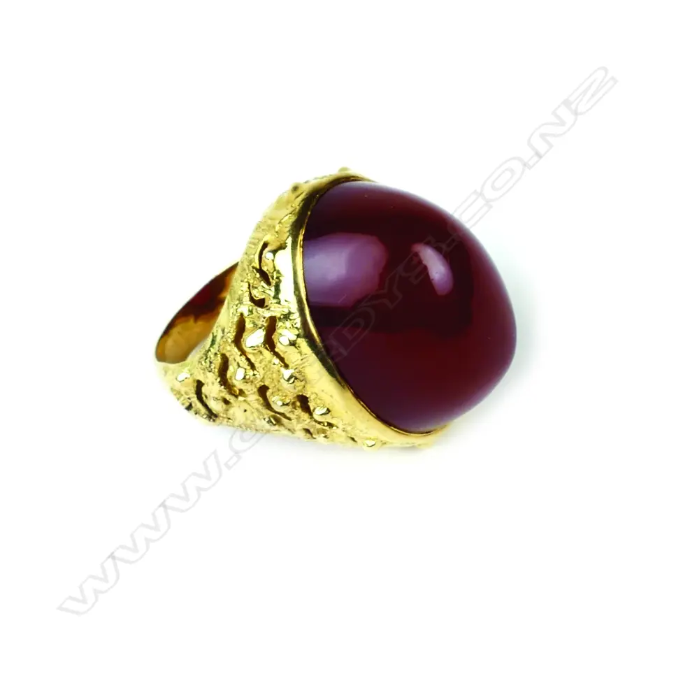 An 18ct. gold and carnelian gent's ring Image 1++