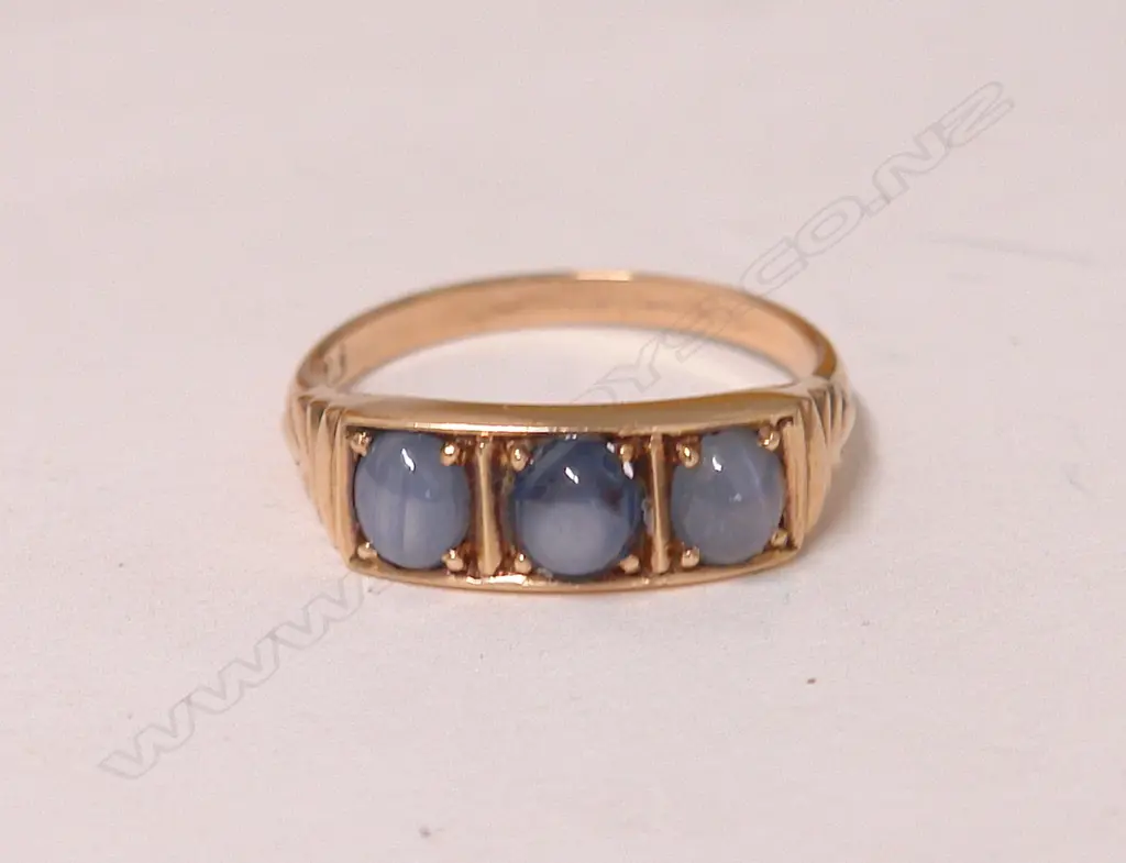 A lady's vintage three-star sapphire and 14ct. yellow gold dress ring Image 1++