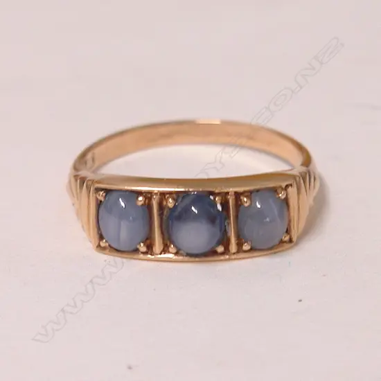 A lady's vintage three-star sapphire and 14ct. yellow gold dress ring