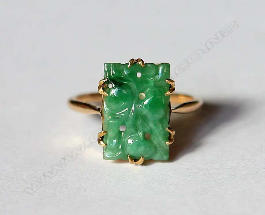 A vintage 9ct. rose gold and carved jade panelled ring Image 1++