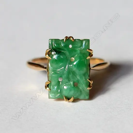 A vintage 9ct. rose gold and carved jade panelled ring