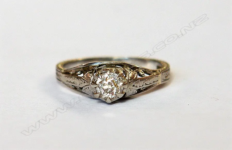A 1930/40s platinum estate solitaire diamond ring Image 1++
