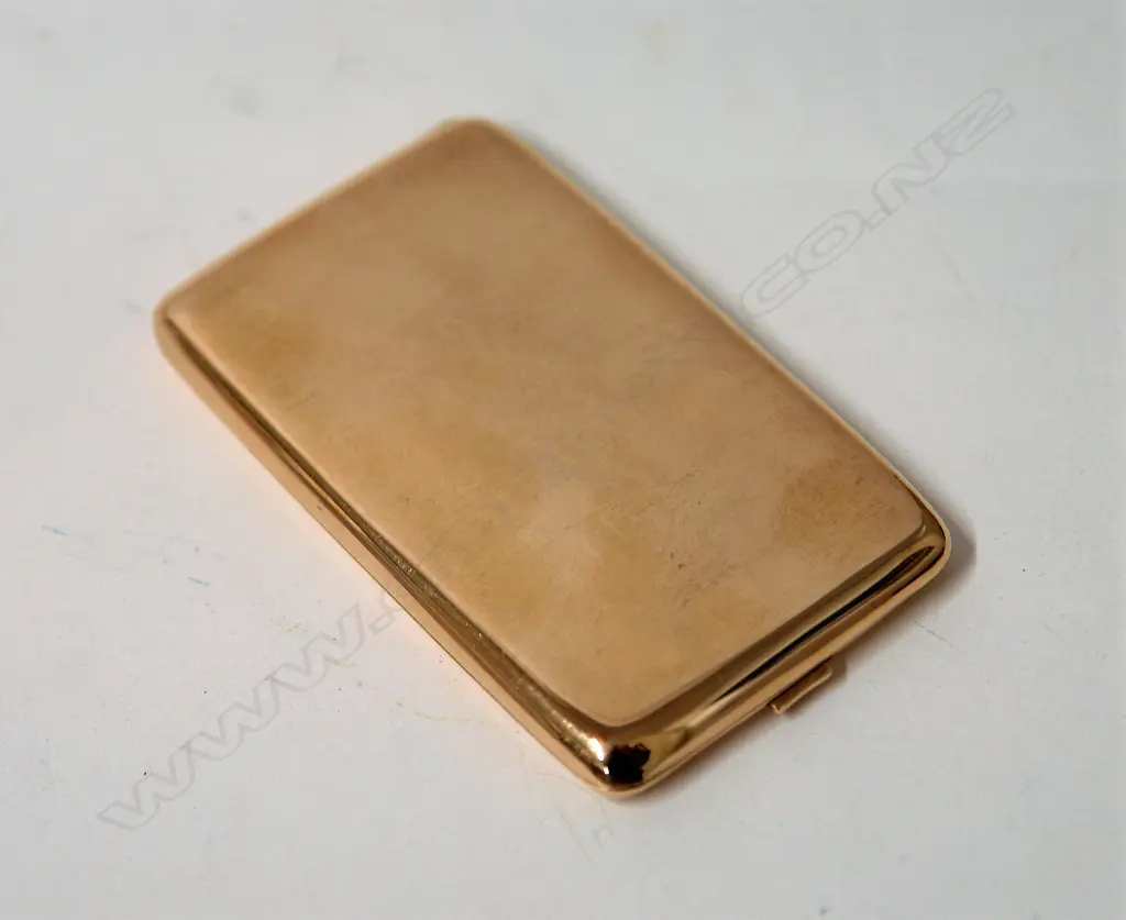 An Art Deco 9ct. yellow gold plain cigarette case Image 1++