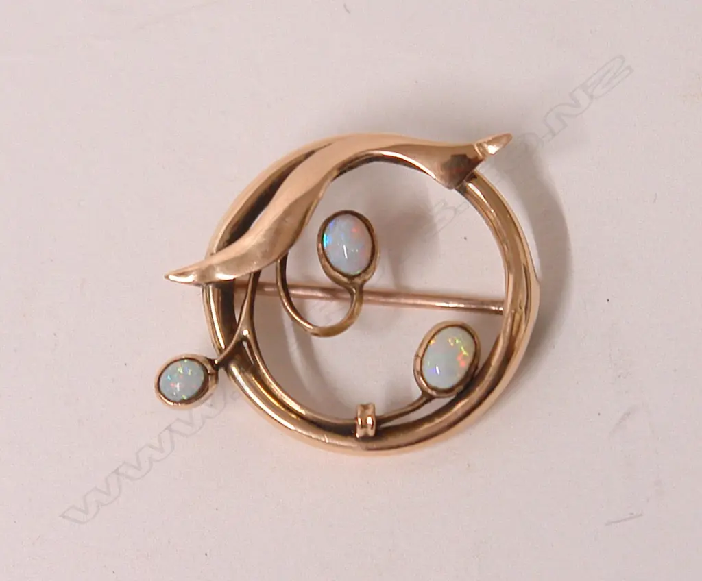An Edwardian 15ct. yellow gold and opal Art Nouveau brooch Image 1++