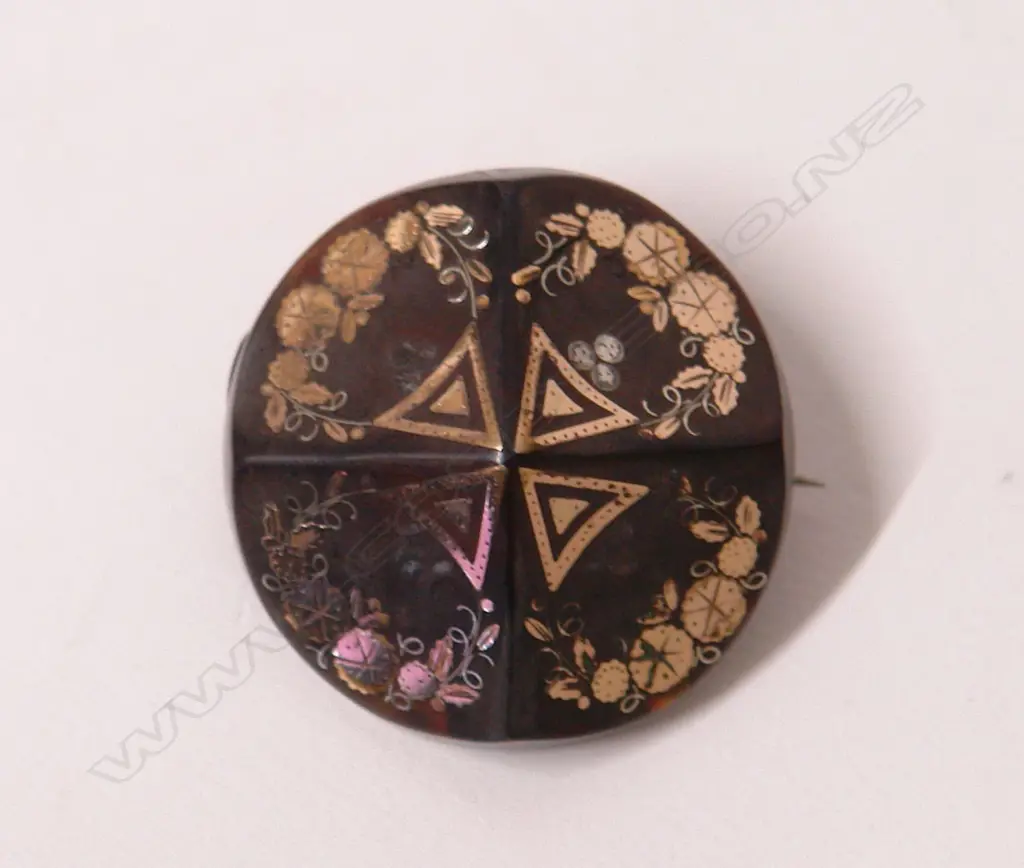 A 19thC pique gold and tortoiseshell brooch Image 1++