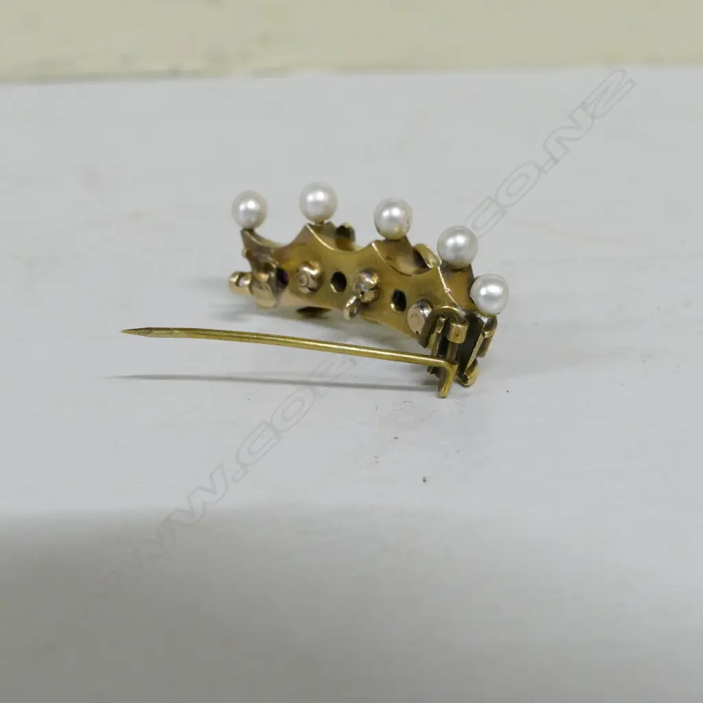 A 19thC 15ct. yellow gold ruby and seed pearl crown form brooch Image 1++