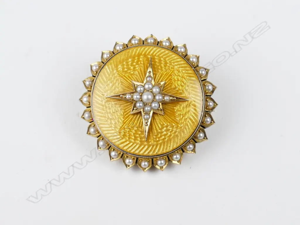 An Edwardian 9ct. gold enamel and pearl photo brooch Image 1++