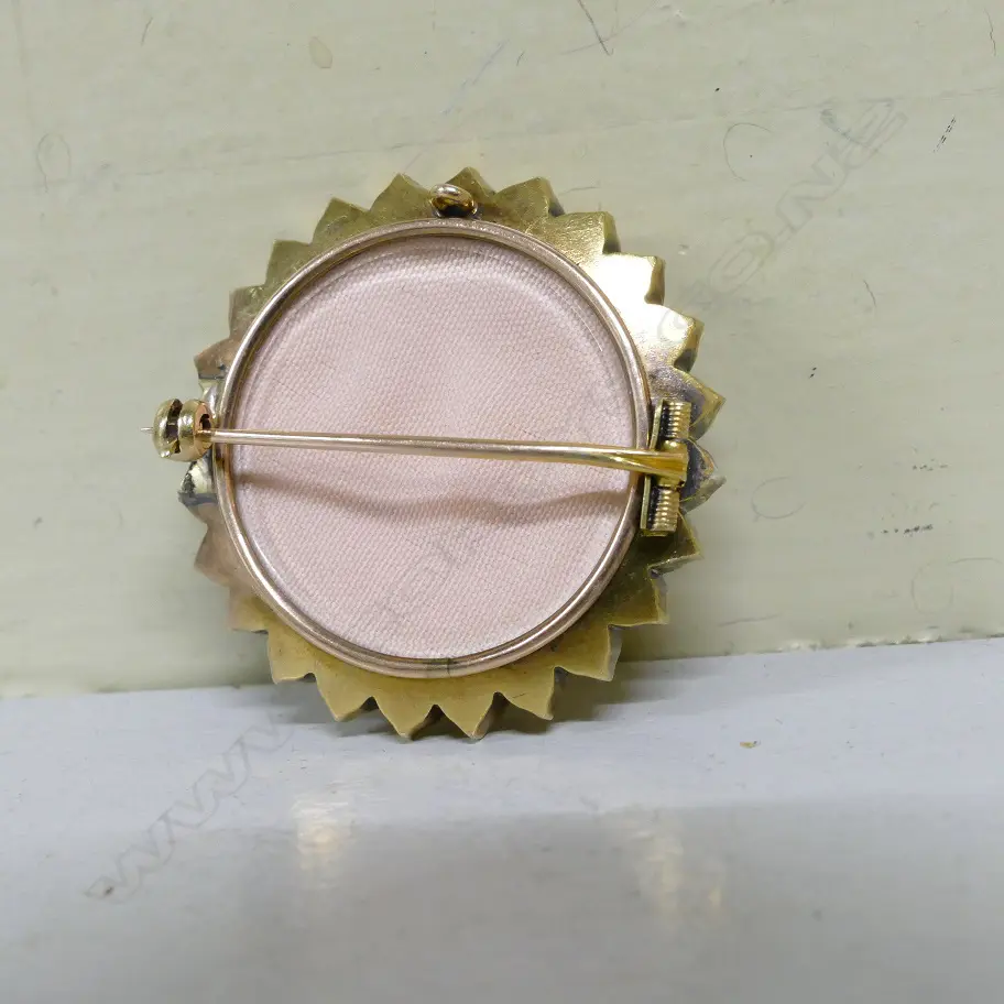 An Edwardian 9ct. gold enamel and pearl photo brooch Image 1++