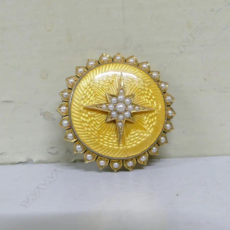 An Edwardian 9ct. gold enamel and pearl photo brooch Image 1++