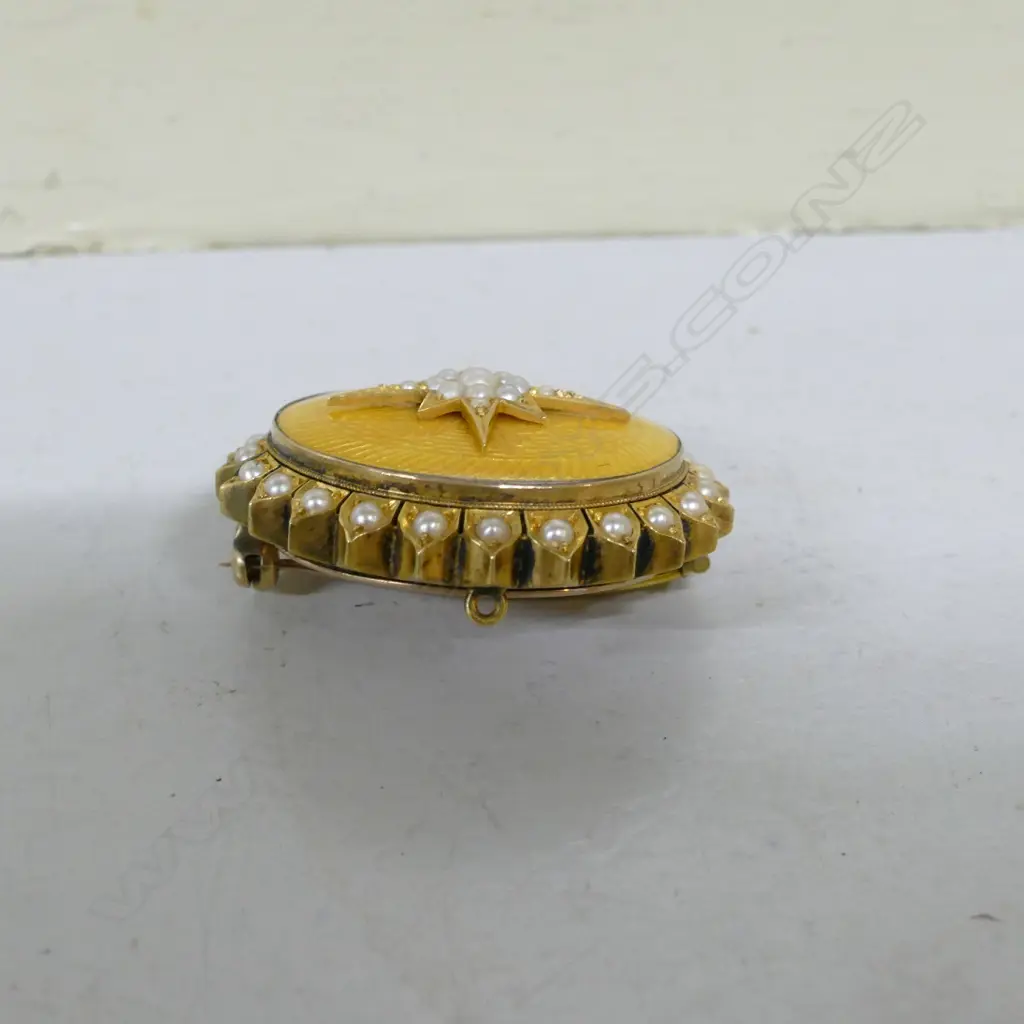 An Edwardian 9ct. gold enamel and pearl photo brooch Image 1++