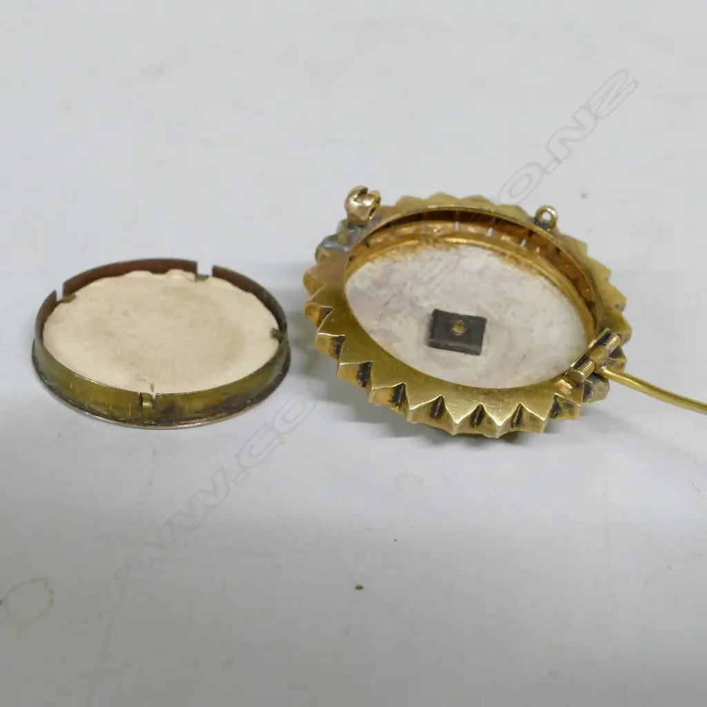 An Edwardian 9ct. gold enamel and pearl photo brooch Image 1++