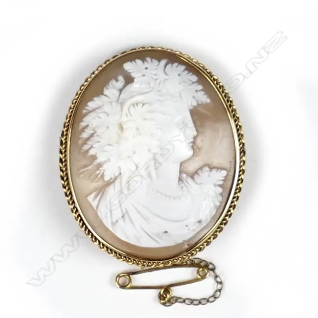 A Victorian 9ct. gold and cameo brooch Image 1++