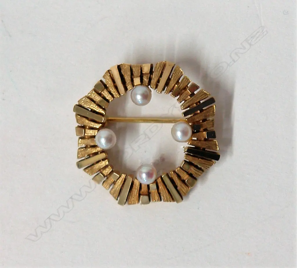 A retro German 8ct. yellow gold and pearl brooch Image 1++