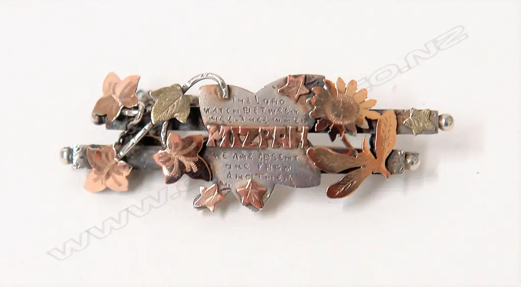 An early 20thC 'Mizpah' silver and gold brooch Image 1++
