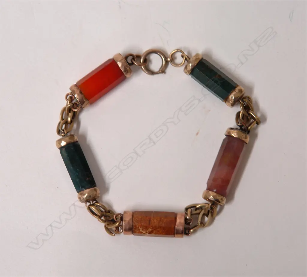 A c.1900 9ct. yellow gold and Scottish coloured agate bracelet Image 1++