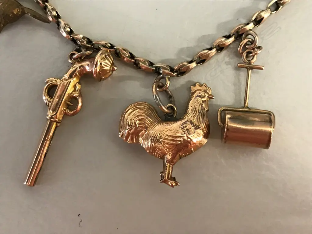 An antique 9ct gold charm bracelet Image 1++