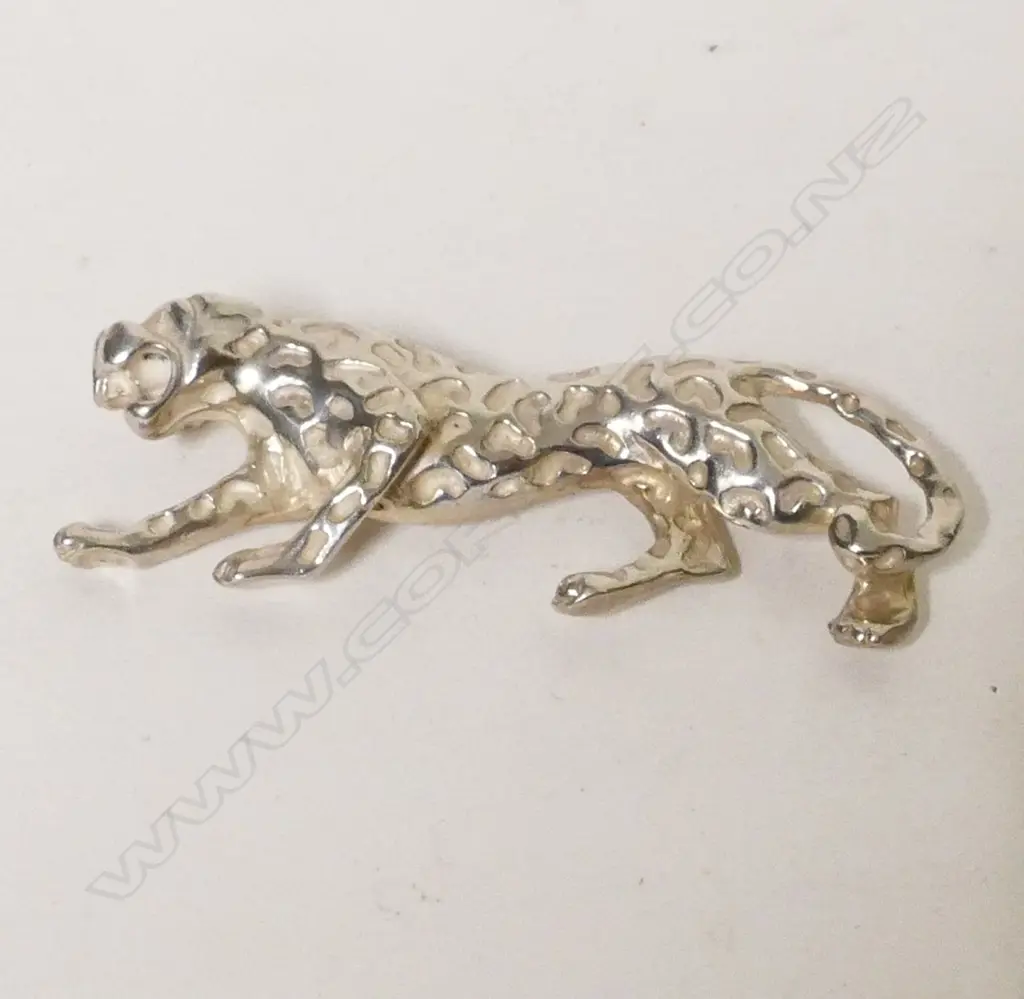 A silver brooch in the form of a jaguar Image 1++