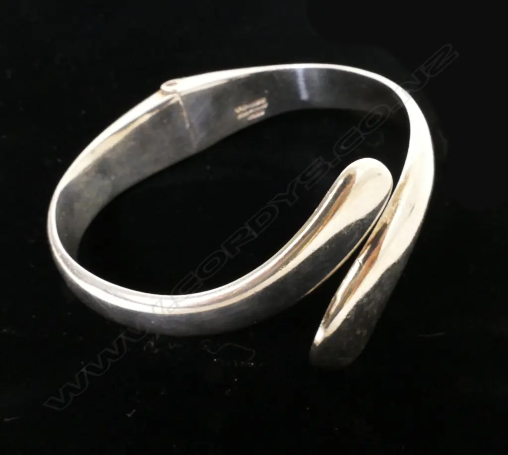 A heavy silver hinged bracelet Image 1++