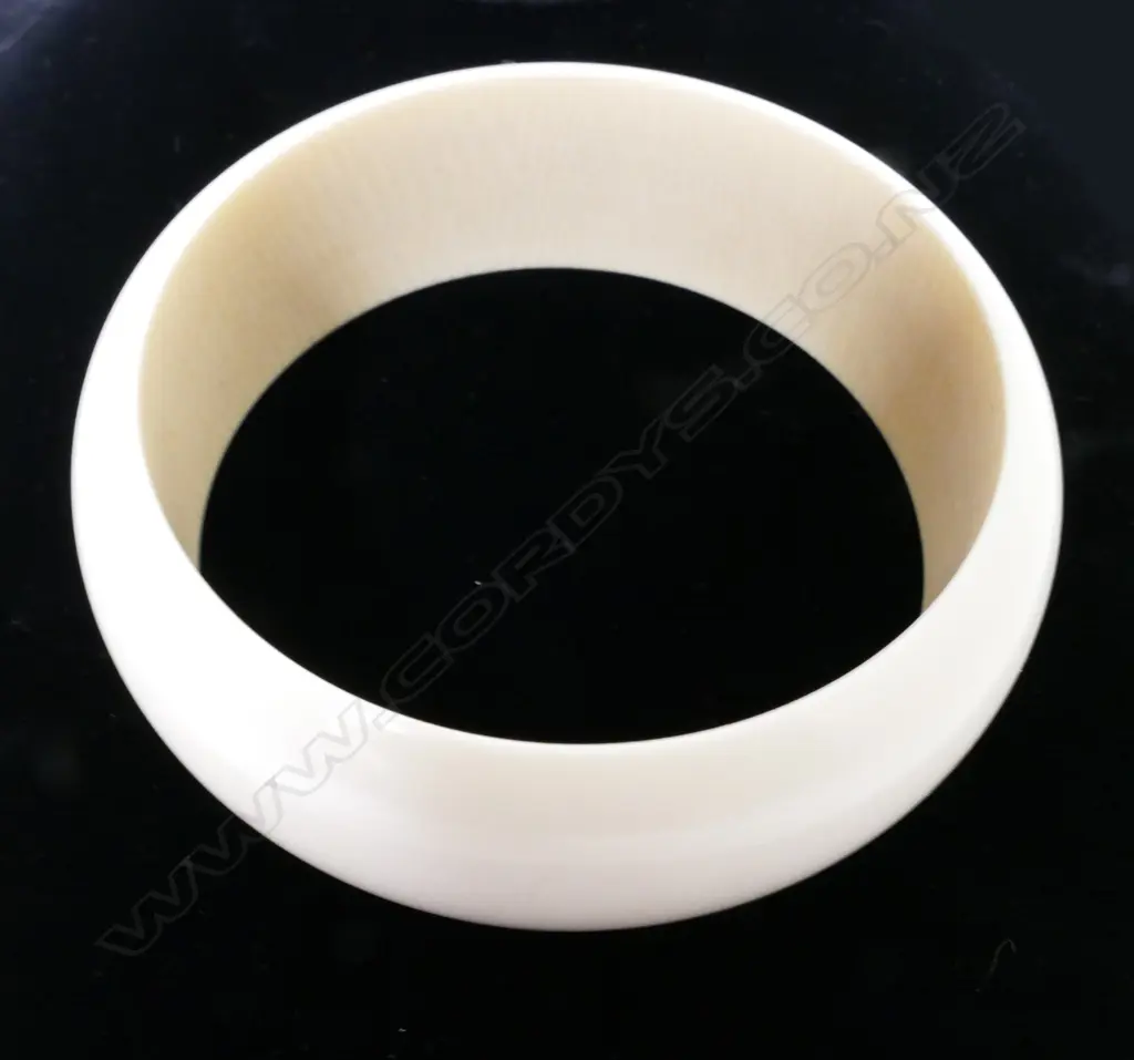 A vintage ivory bangle Image 1++