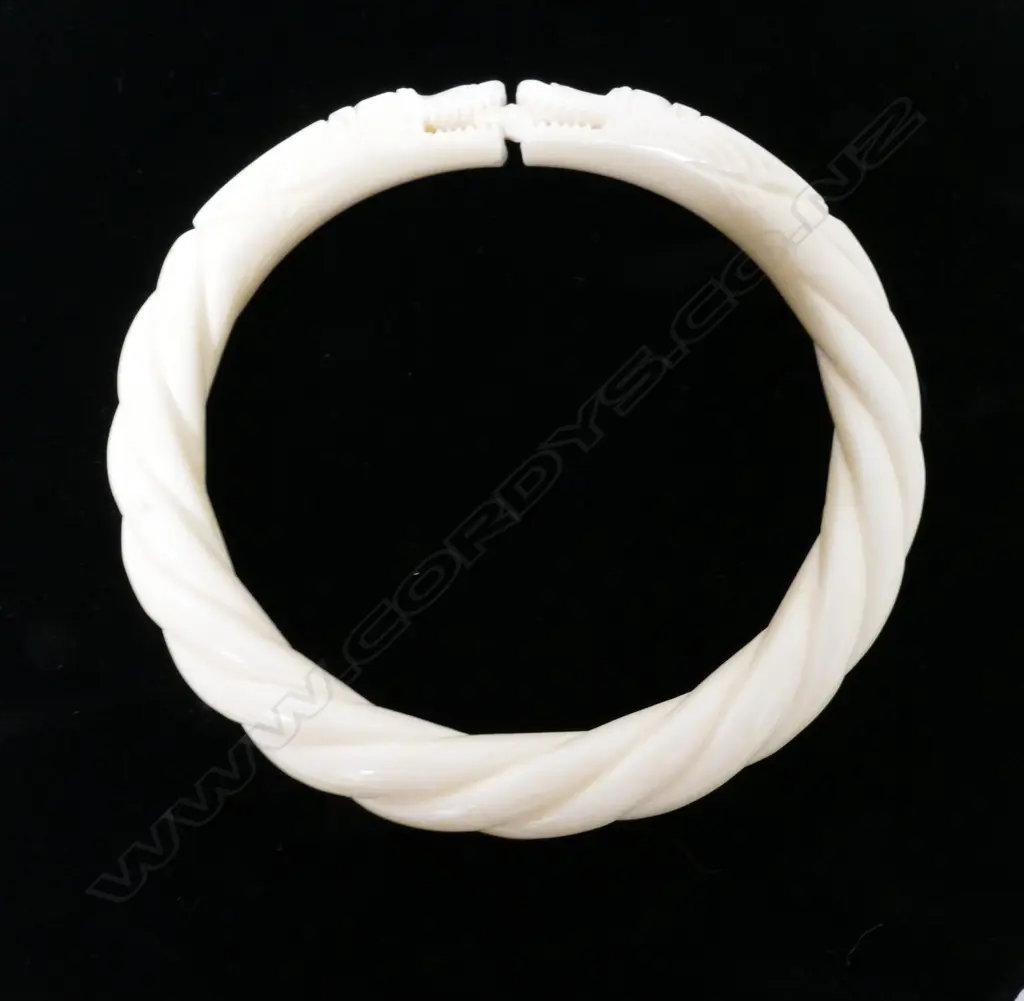 A vintage ivory bangle Image 1++